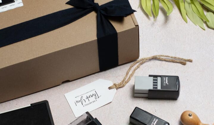Que mettre sur un tampon personnalisé ? 10 idées pour la maison, le travail et les petites entreprises